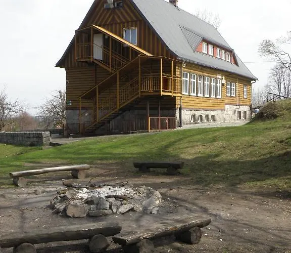 ホステル Szkolne Schronisko Mlodziezowe Zloty Widok ピエホビツェ