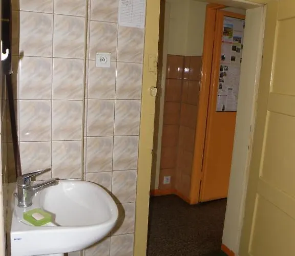 Szkolne Schronisko Mlodziezowe Zloty Widok ホステル ピエホビツェ